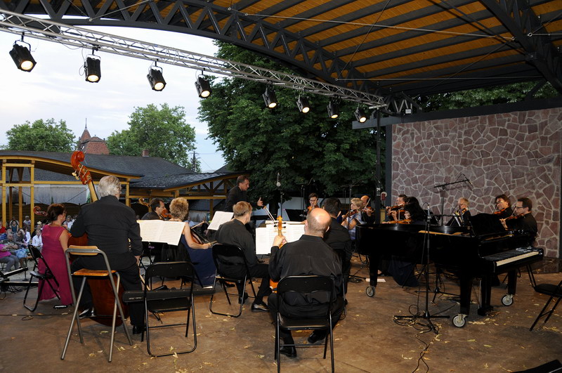 Közönség a Balaton partján